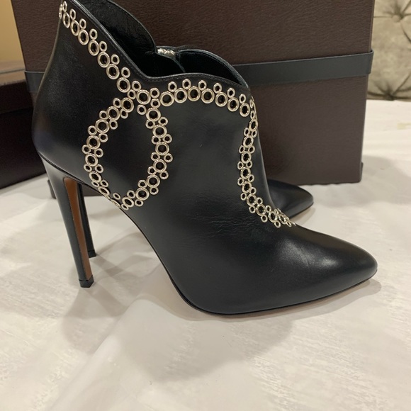 Alaia eyelets leather booties - Picture 7 of 10